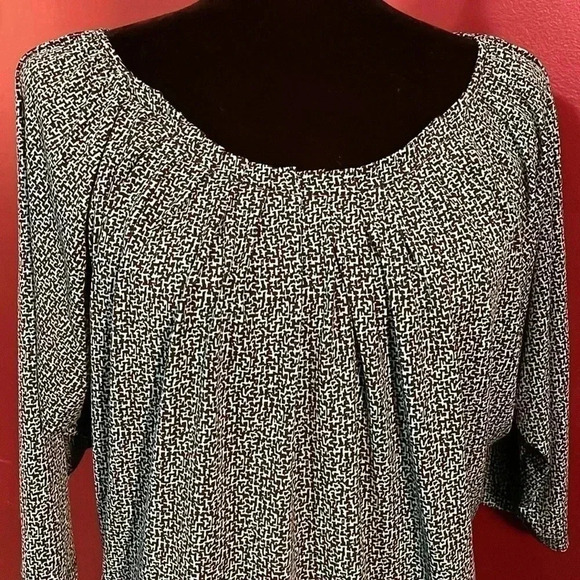 Beautiful New York & Company Women’s Medium Stretch Blouse - Picture 2 of 9